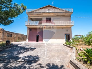 Villa in Vendita a Caltagirone, 195'000€, 210 m²