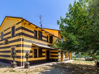 Villa in Vendita a Castel San Pietro Terme, 769'000€, 368 m²