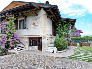 Villa in Vendita a Toscolano Maderno, 200 m²