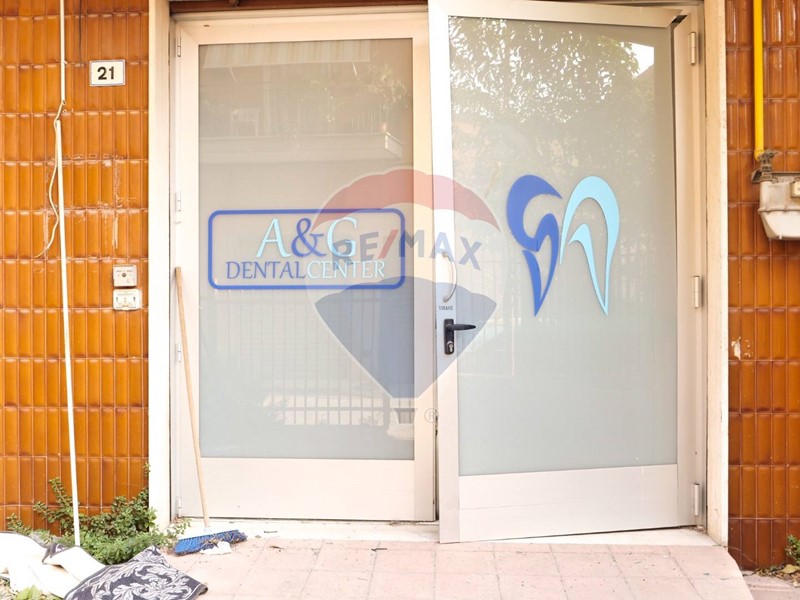 Immobile commerciale in Vendita a Maddaloni, 180'000€, 160 m²