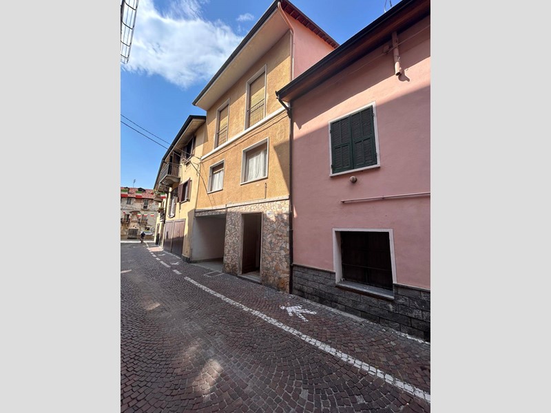 Casa Indipendente in Vendita a Chiusa di Pesio, 100'000€, 360 m²