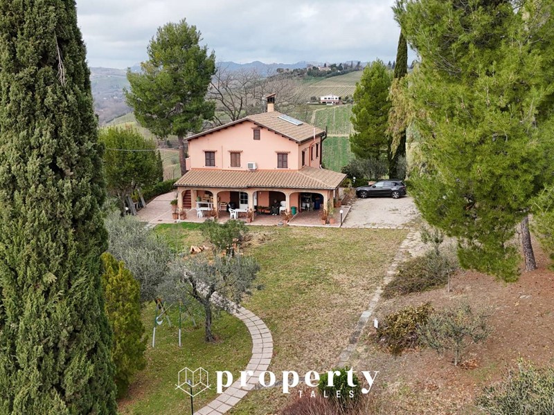 Rustico in Vendita a Cossignano, 560'000€, 233 m²