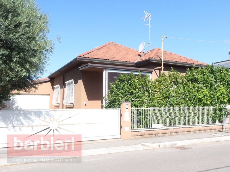 Villa in Vendita a Cesena, 380'000€, 150 m², con Box