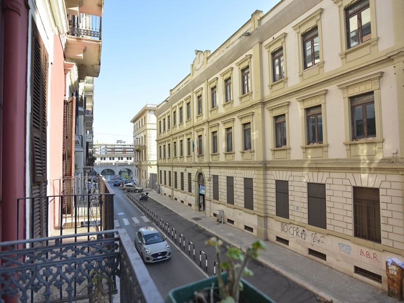 Bilocale in Affitto a Bari, 1'100€, 65 m², arredato