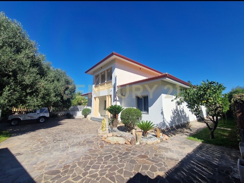 Casa Indipendente in Vendita a Giba, 350'000€, 260 m², arredato, con Box