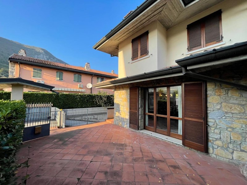 Casa Indipendente in Vendita a Brescia, zona Caionvico, 350'000€, 216 m², arredato, con Box