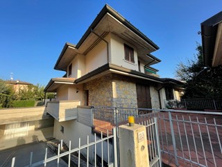 Casa Indipendente in Vendita a Brescia, zona Caionvico, 350'000€, 216 m², arredato, con Box