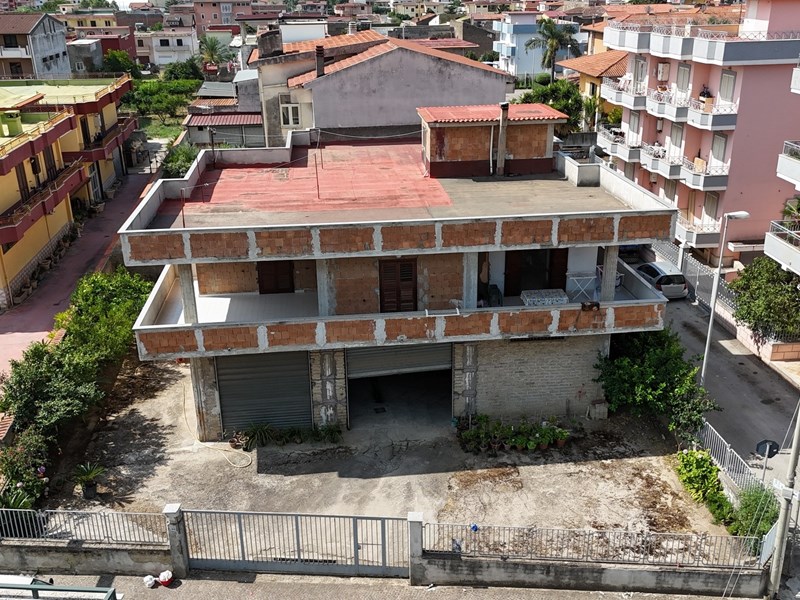 Casa Indipendente in Vendita a Mondragone, zona Via 11 Febbraio, 300'000€, 400 m²