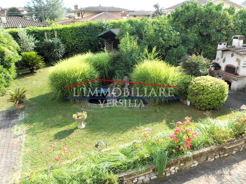 Villa bifamiliare in Vendita a Montignoso, zona Renella, 450'000€, 180 m², arredato