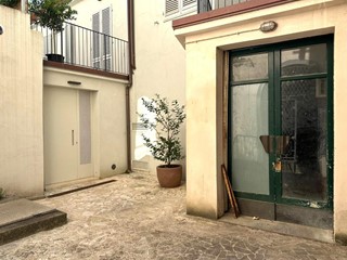 Immobile commerciale in Vendita a Lucca, 330'000€, 200 m²