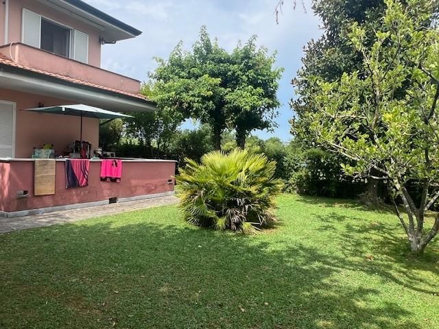 Villa bifamiliare in Vendita a Massa, zona Marina di Massa, 700'000&euro;, 180 m², arredato