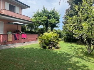 Villa bifamiliare in Vendita a Massa, zona Marina di Massa, 700'000&euro;, 180 m², arredato