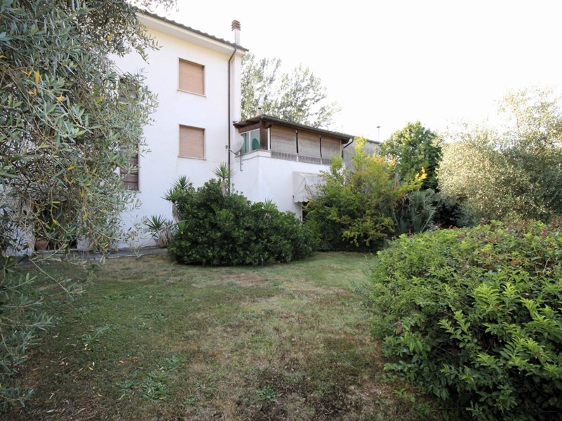 Villa bifamiliare in Vendita a Lucca, zona Nozzano, 295'000&euro;, 240 m²