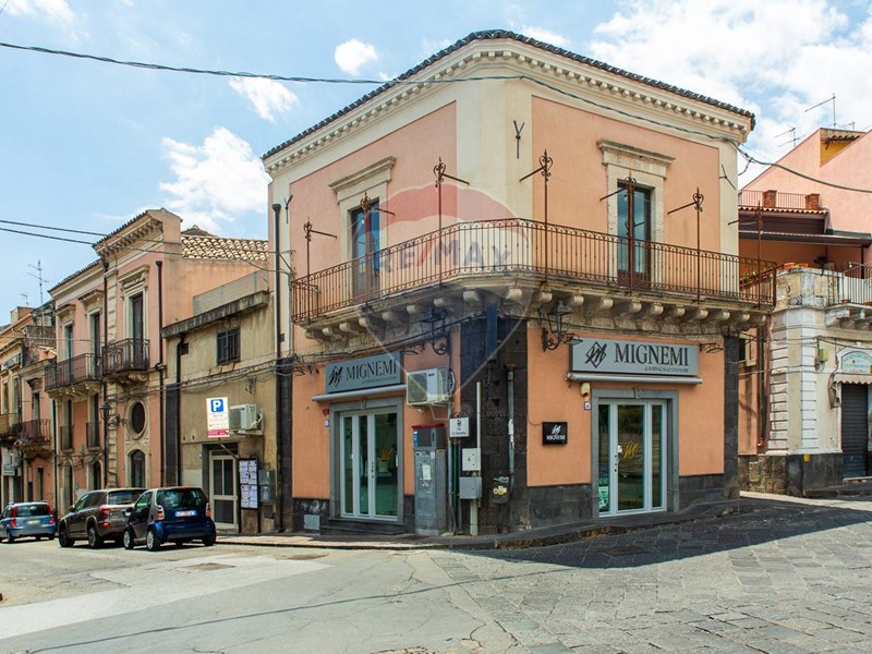 Casa Indipendente in Vendita a Aci Catena, 389'000€, 325 m²