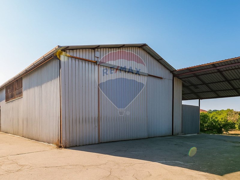 Capannone in Vendita a Acireale, 130'000€, 200 m²
