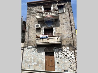 Casa Indipendente in Vendita a Sessa Aurunca, 65'000€, 172 m²