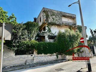 Villa in Vendita a Siracusa, 220'000&euro;, 250 m²