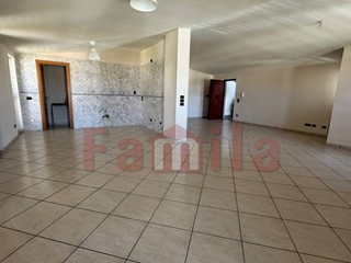 Quadrilocale in Affitto a Sperone, 600€, 180 m²