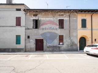 Casa Semi Indipendente in Vendita a Rivarolo Mantovano, 38'000&euro;, 242 m²