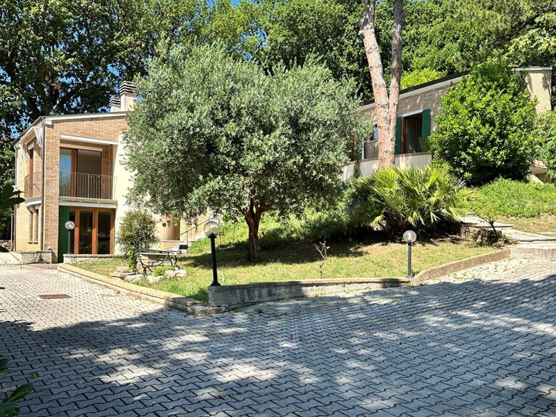 Villa in Vendita a Pesaro, 610'000&euro;, 358 m²