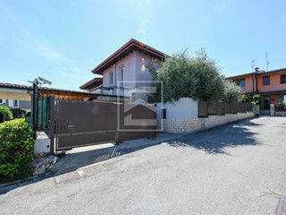 Villa in Vendita a Desenzano del Garda, 440'000€, 500 m²