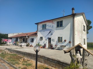 Casa Indipendente in Vendita a Copparo, 139'000€, 240 m², con Box