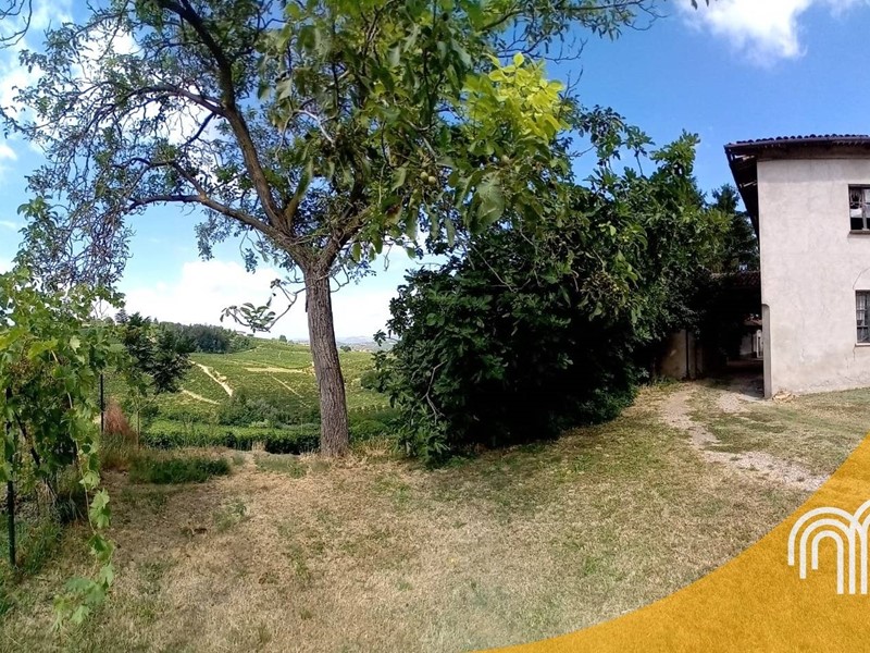 Casa Semi Indipendente in Vendita a Castagnole delle Lanze, 15'000&euro;, 265 m²