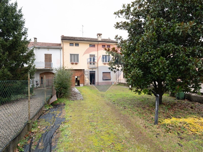 Casa Semi Indipendente in Vendita a Gazzuolo, 68'000&euro;, 225 m²