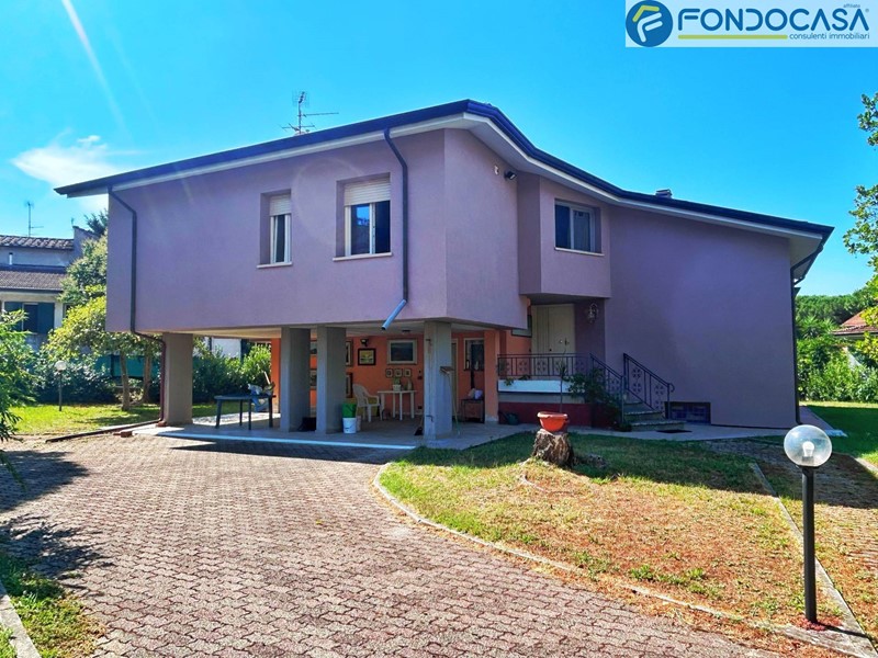 Villa in Vendita a Massarosa, 559'900€, 280 m²