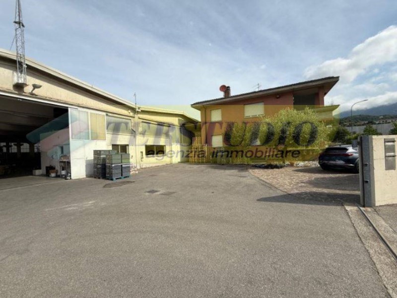 Capannone in Affitto a Monte Marenzo, 10'200€, 2400 m²