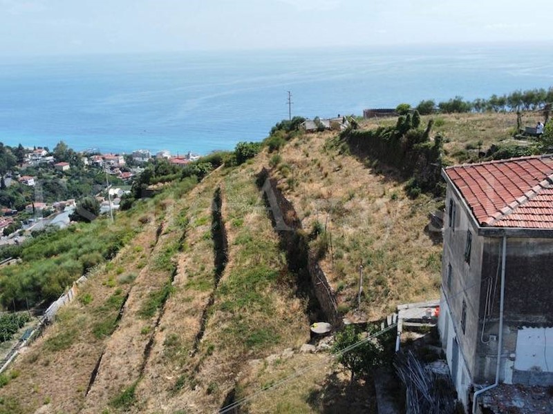 Rustico in Vendita a Ospedaletti, 330'000€, 222 m²