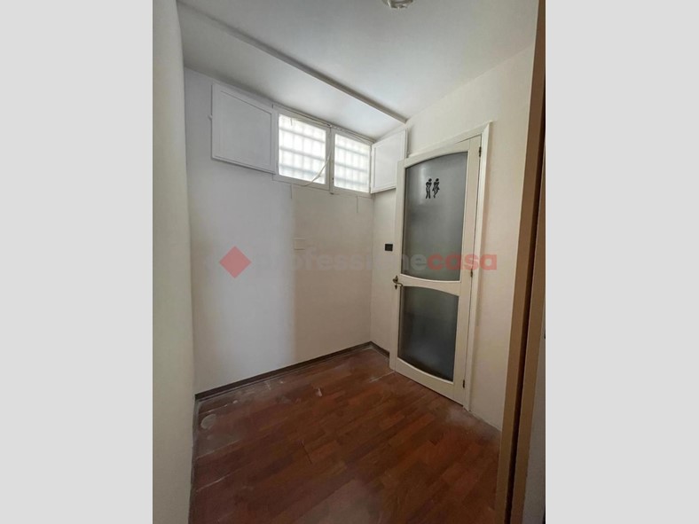 Negozio in Affitto a Taranto, 650€, 54 m²