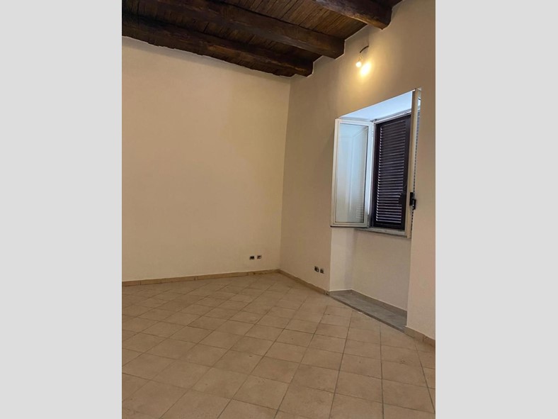 Negozio in Affitto a Aversa, 1'600&euro;, 130 m²