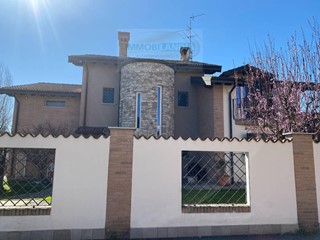 Villa in Vendita a Comazzo, 740'000€, 350 m²