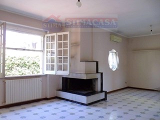 Villa bifamiliare in Vendita a Casoria, 750'000€, 360 m²