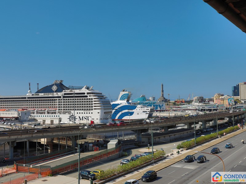 Appartamento in Vendita a Genova, zona Di Negro, 245'000€, 185 m², con Box