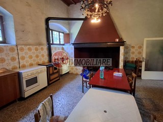 Casale in Vendita a Borgo San Lorenzo, 350'000€, 350 m², con Box