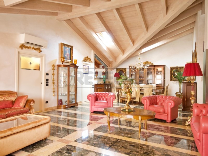 Appartamento in Vendita a Arzignano, 252 m², con Box