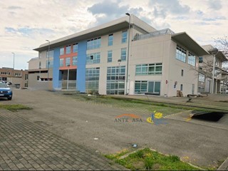 Ufficio in Vendita a Parma, 100'000€, 100 m²