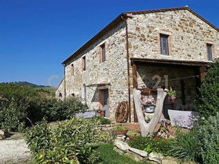 Casa Indipendente in Vendita a Manciano, 1'100'000€, 300 m²