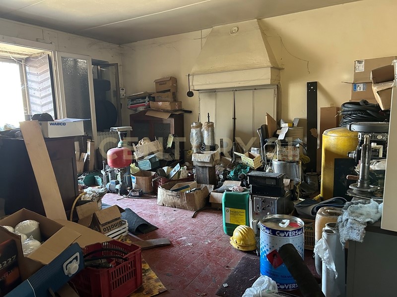 Casa Semi Indipendente in Vendita a Monteforte d'Alpone, 97'000€, 256 m²