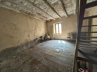 Casa Semi Indipendente in Vendita a Monteforte d'Alpone, 97'000€, 256 m²