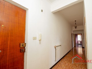 Appartamento in Vendita a Genova, zona Sestri Ponente, 108'000€, 96 m²