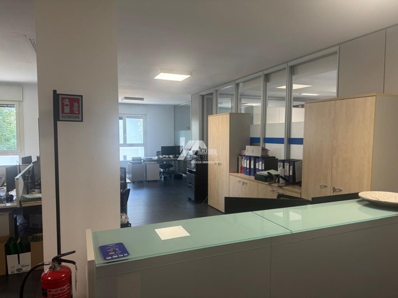 Ufficio in Affitto a Brescia, 1'200€, 147 m², arredato