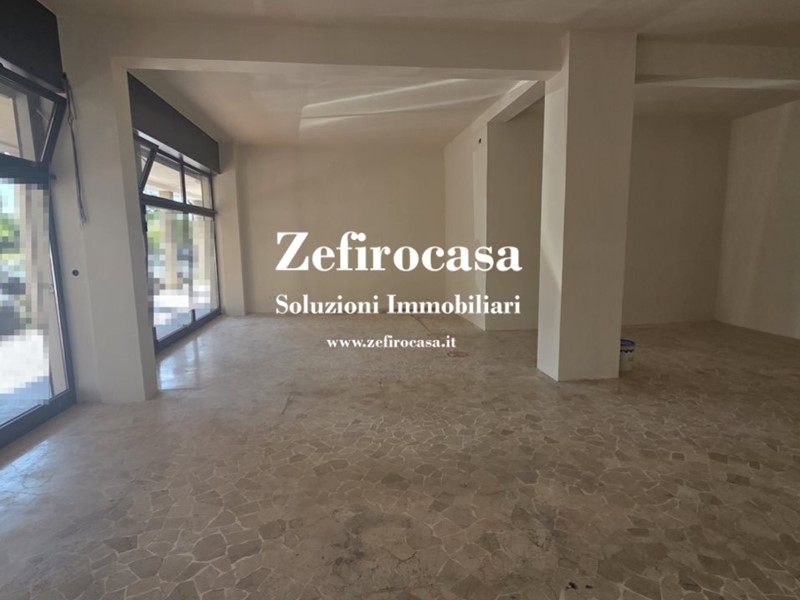 Negozio in Affitto a San Giovanni in Persiceto, 80 m²