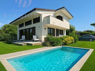 Villa in Vendita a Pietrasanta, zona Focette, 1'400'000€, 235 m², arredato