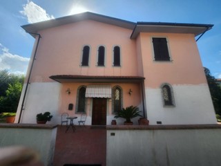 Villa in Vendita a Lucca, zona Santissima Annunziata, 380'000&euro;, 165 m², con Box