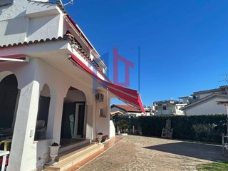 Villa in Vendita a Ardea, 269'000€, 300 m²