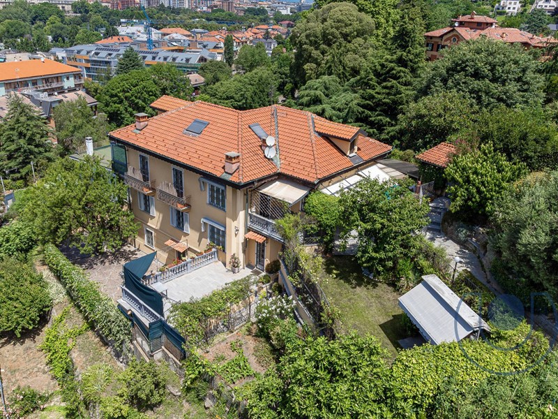 Casa Semi Indipendente in Vendita a Torino, 530 m²