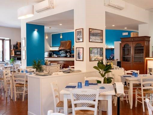 Attività commerciale in Vendita a Sesto Calende, 60'000€, 300 m²